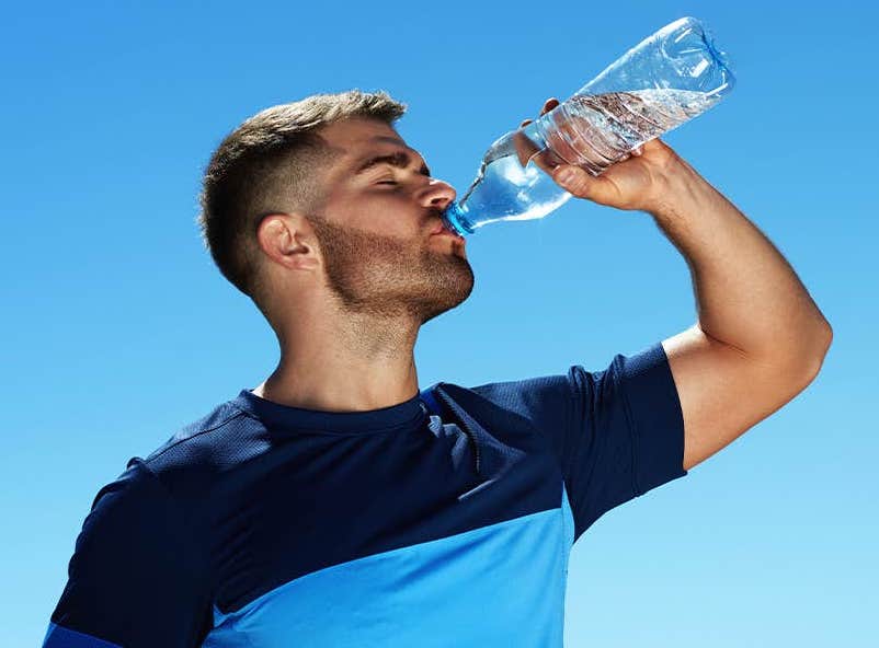 Muž pije vodu