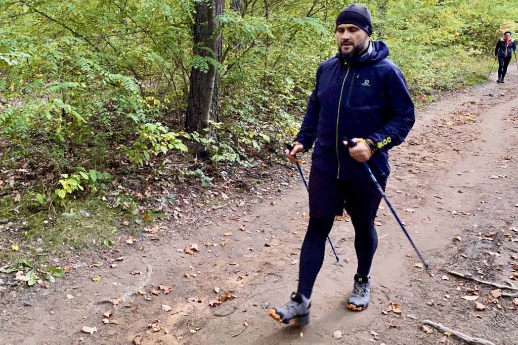Nordic walker v lese